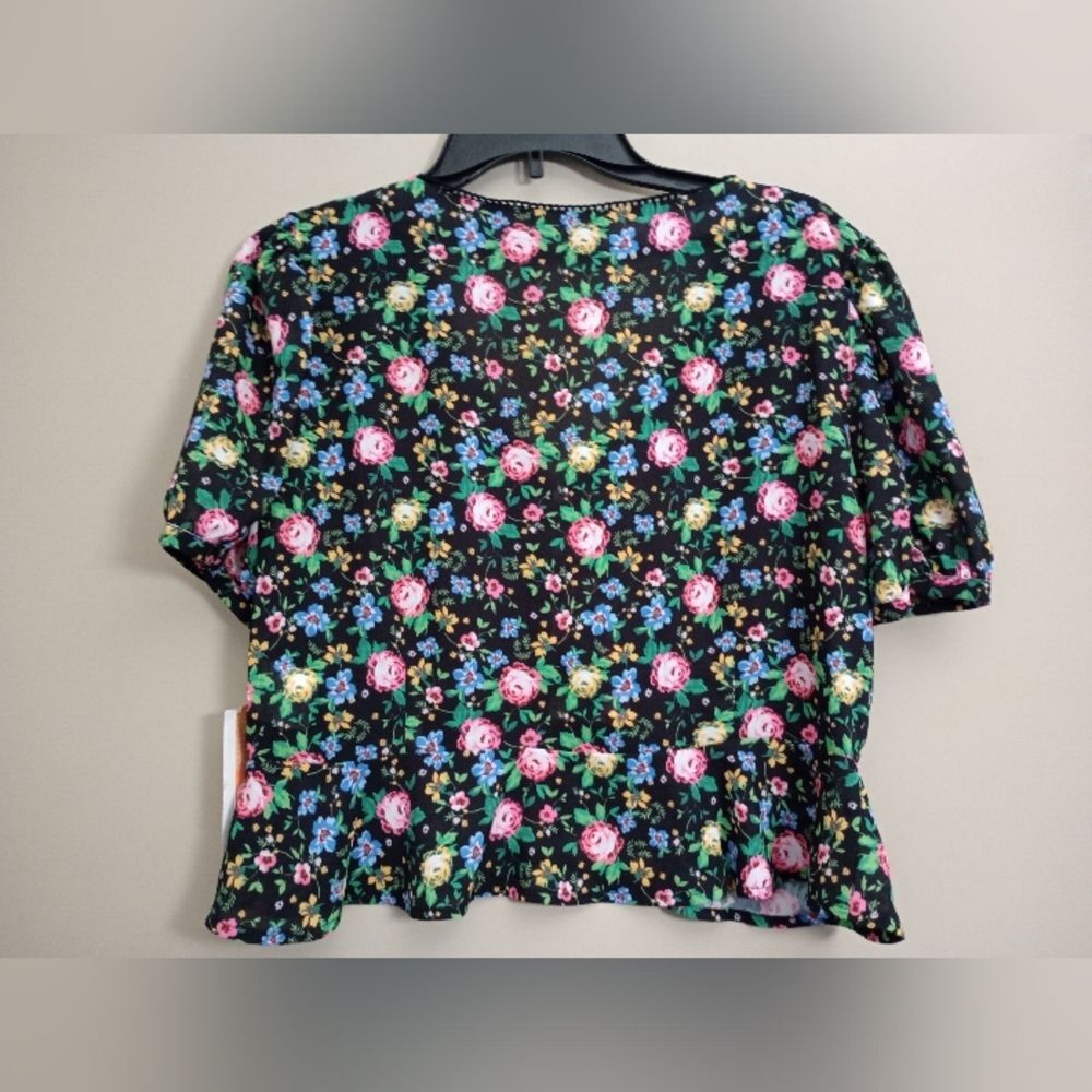 NWT GB Floral Cropped V Neck Blouse with Covered Buttons - Picture 2 of 9
